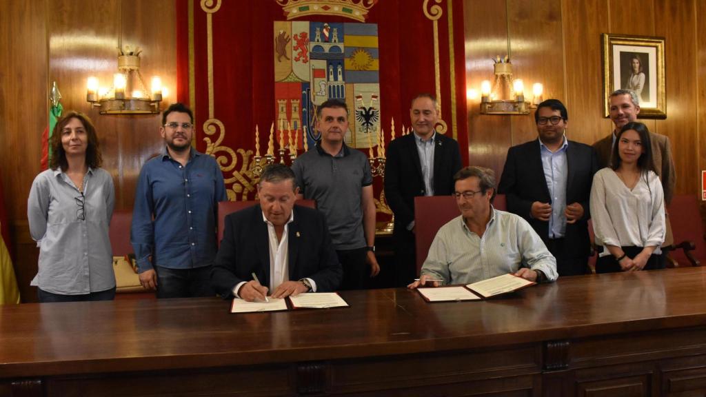 Firma del acuerdo para el proyecto 'Mi pueblo acoge' entre la Diputación de Zamora y la Fundación Talento58