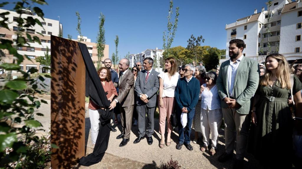 Asistentes al acto de inauguración del parque.
