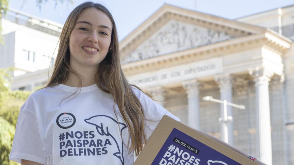 La activista, fotografiada frente al Congreso de los Diputados.