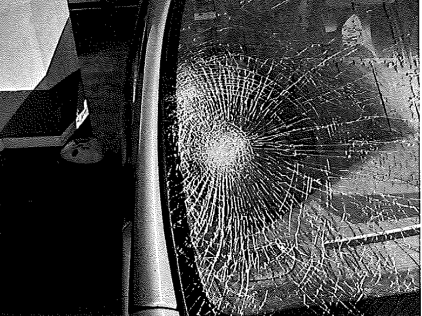 La zona derecha de la luna delantera estaba completamente destrozada tras el atropello de Carmen.