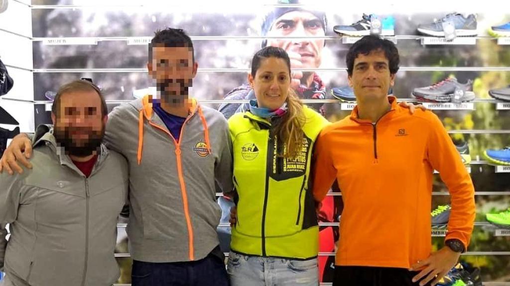 Elia y Raúl posando con unos amigos, en una imagen de sus redes sociales.