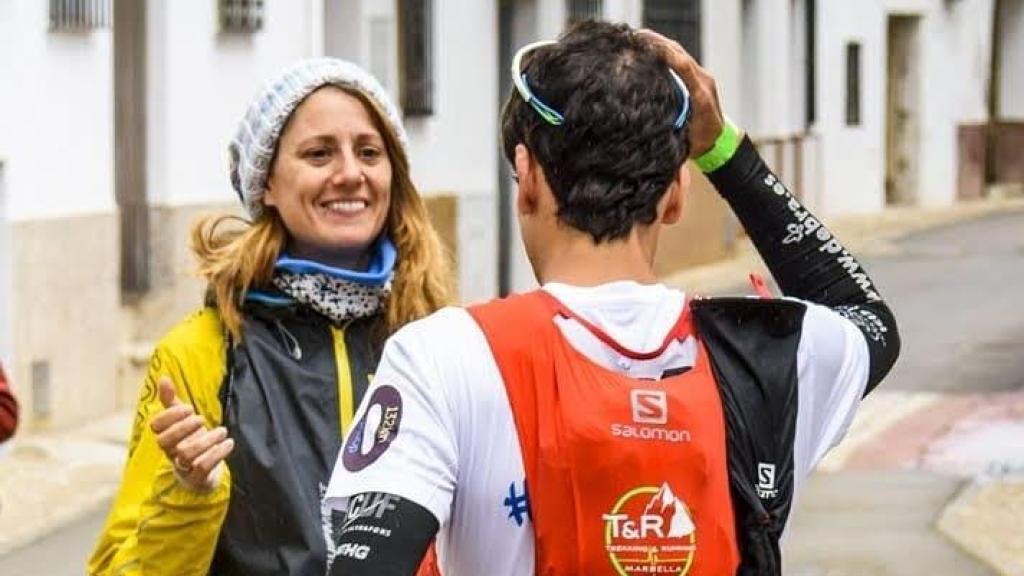 Elia Muñoz, a punto de fundirse en un abrazo con su marido, Raúl.