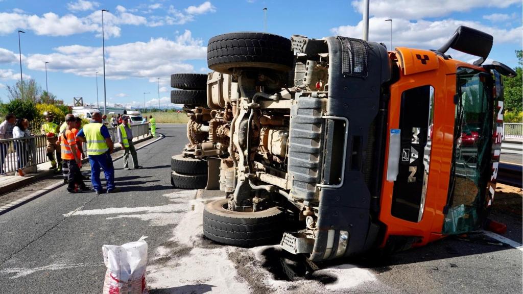 Así ha quedado el camión tras volcar en León