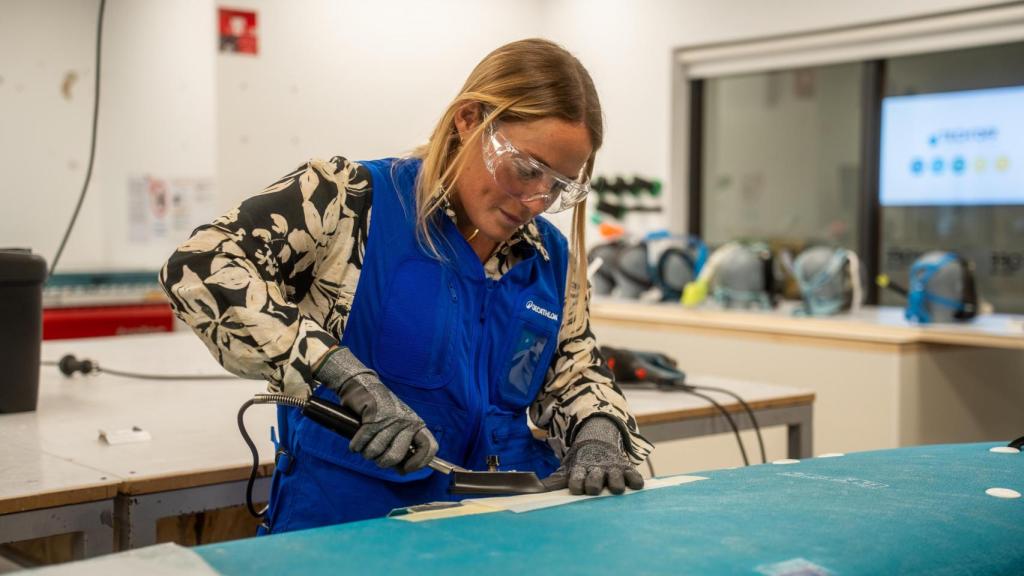 Imagen del proceso de reparación de tablas de surf a partir de plásticos reciclados.