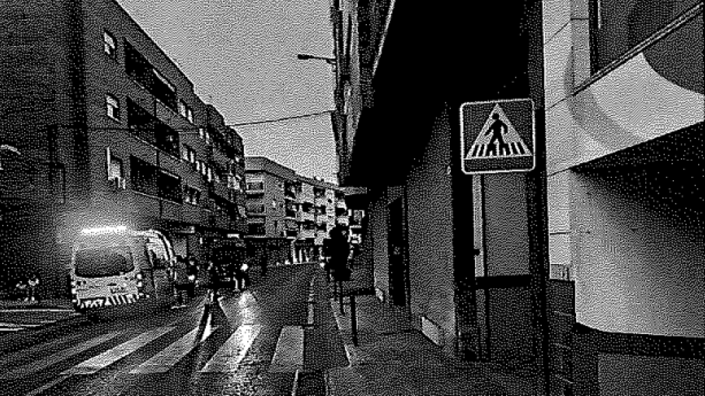 El personal sanitario atendiendo a Carmen este sábado, a unos metros del paseo de peatones donde fue atropellada.