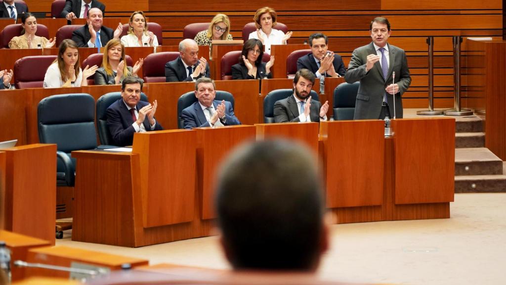 El presidente de la Junta, Alfonso Fernández Mañueco, se dirige al portavoz socialista, Luis Tudanca, en un pleno de las Cortes