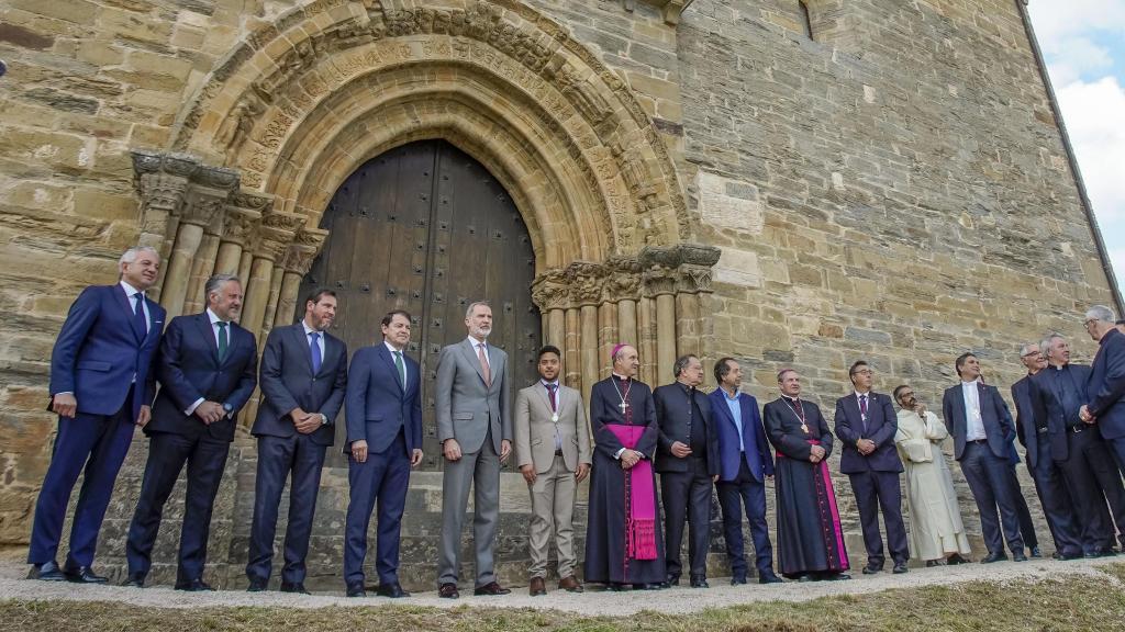 El rey Felipe VI y el presidente de la Junta, Alfonso Fernández Mañueco, inauguran la XXVII edición de Las Edades del Hombre, con sede compartida entre Villafranca del Bierzo y Santiago de Compostela. En la imagen en la Puerta del Perdón de la iglesia de Santiago de Villafranca del Bierzo