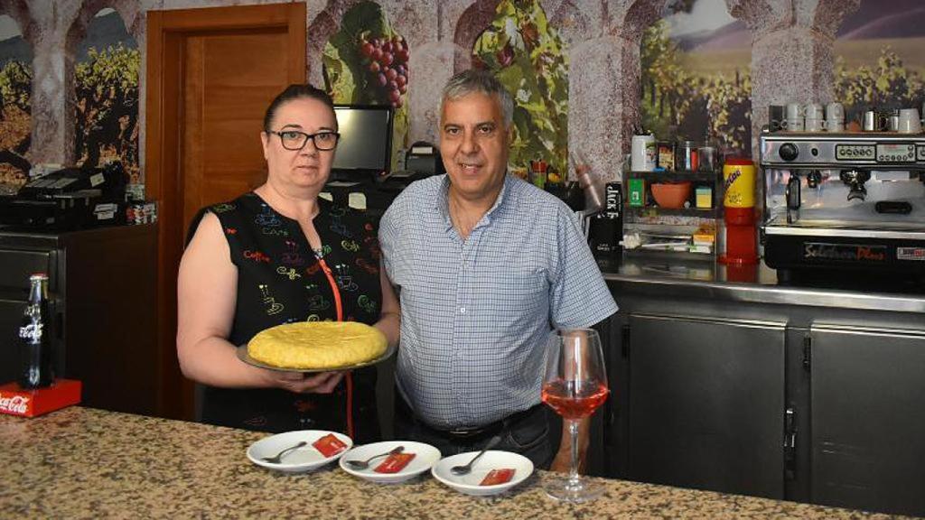 Berna y José Carlos en el Bar Avenida de Cigales con su tortilla