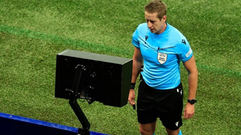 Un árbitro consulta el VAR durante un partido