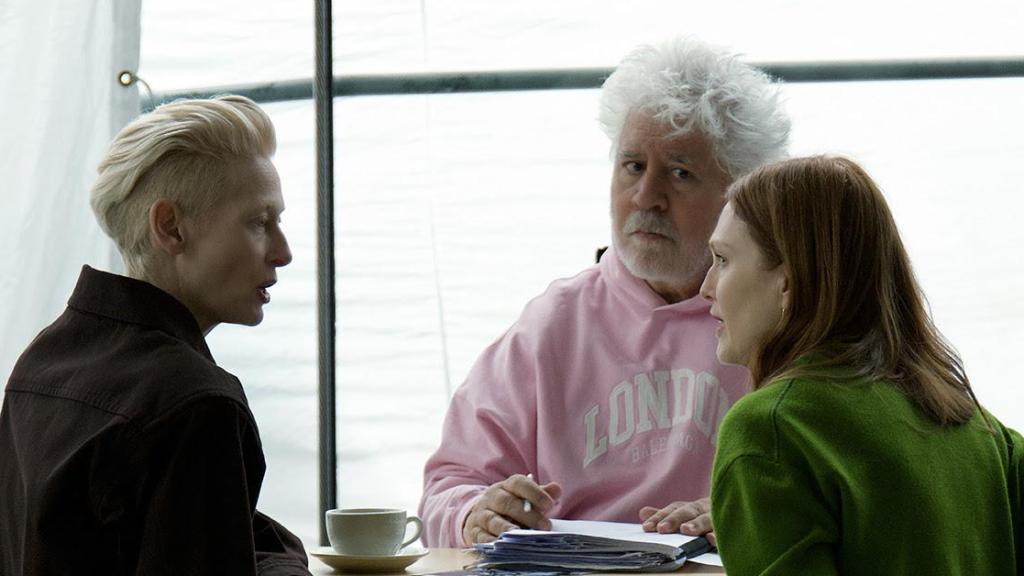 Tilda Swinton, Pedro Almodóvar y Julienne Moore, en un ensayo de 'La habitación de al lado'