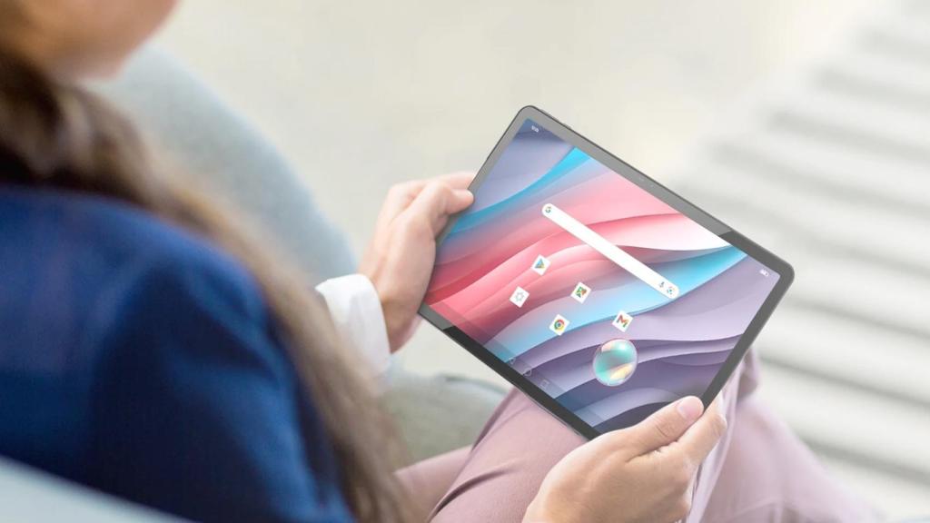 Una mujer usando una tablet de SPC