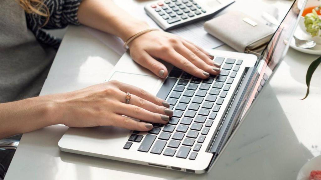 Una chica teletrabajando.