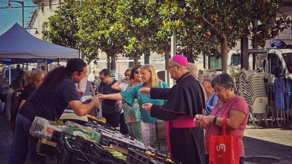 El arzobispo Francisco Cerro Chaves, este martes en el mercadillo de la localidad toledana de Belvís de la Jara