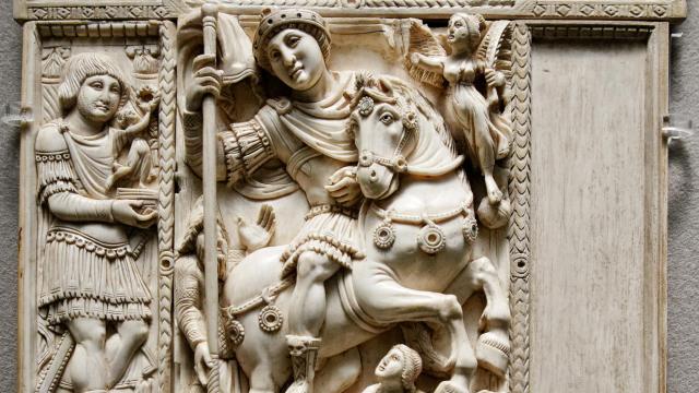 Díptico tallado en marfil que representa al triunfante emperador Justiniano. Siglo VI d.C.