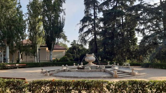 Imagen de archivo del parque con cascadas.