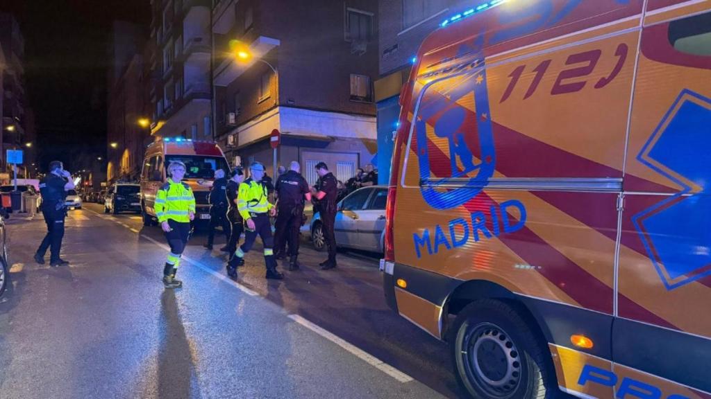Efectivos sanitarios y agentes de la Policía Nacional en Tetuán, esta madrugada.