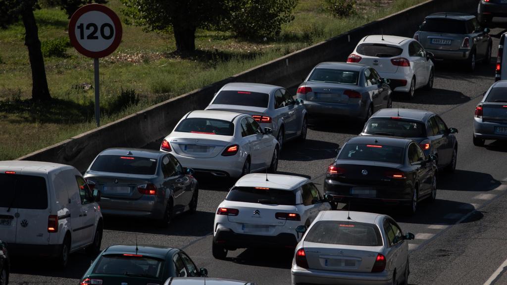 Atasco en la autovía A5, en el inicio del Puente del Pilar, en Madrid.