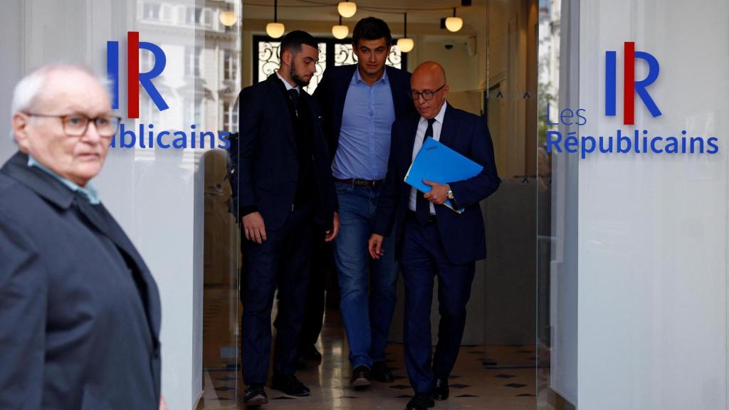 El presidente de Los Republicanos, Eric Ciotti (sujetando una carpeta azul), este martes saliendo de la sede del partido.