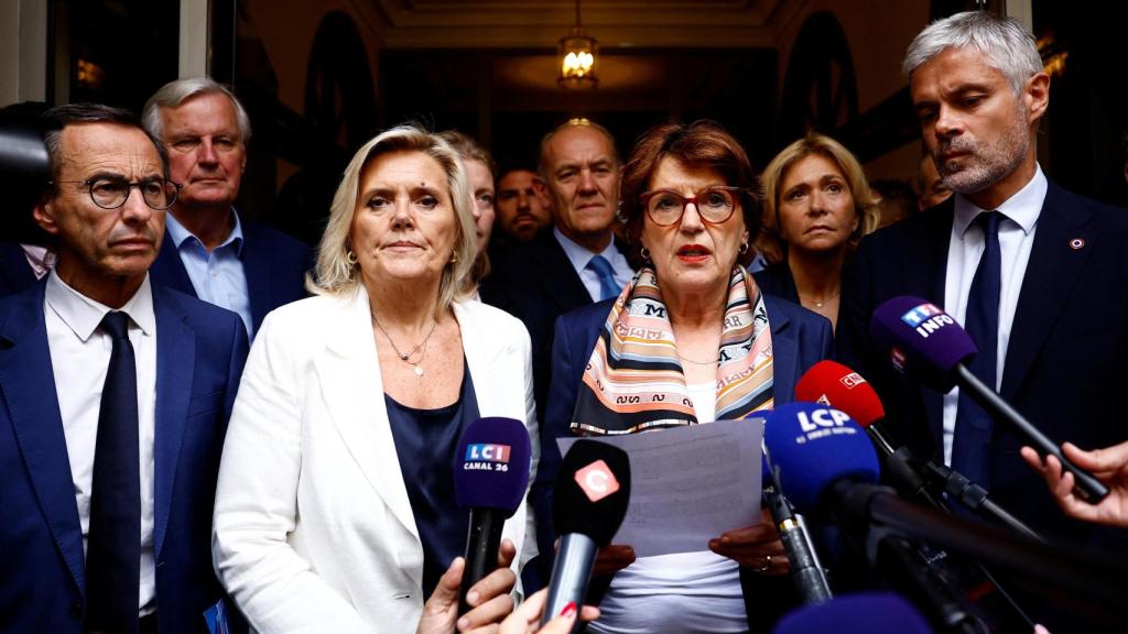 Annie Genevard, secretaria general de Los Republicanos, anuncia la expulsión del líder del partido, Éric Ciotti.