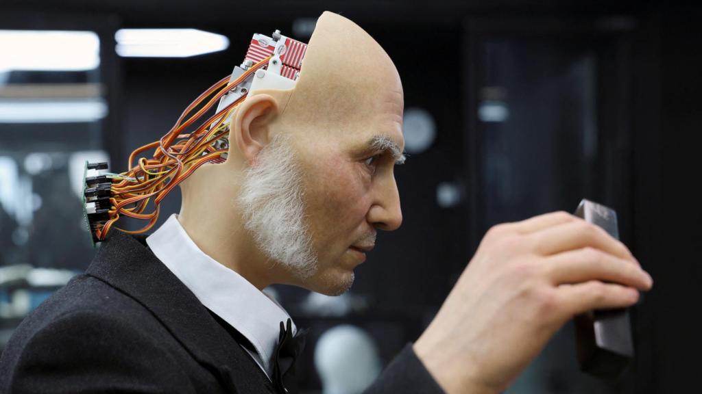 Un robot humanoide de Ex-Robots en construcción.