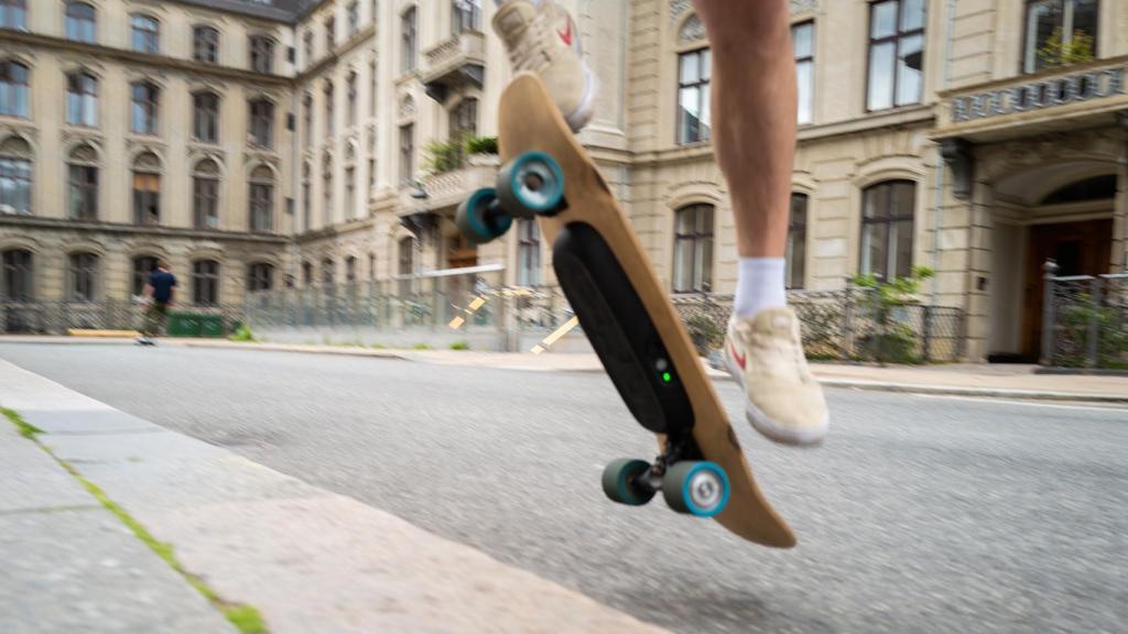 La batería y otros componentes electrónicos se sitúan en la parte inferior del monopatín