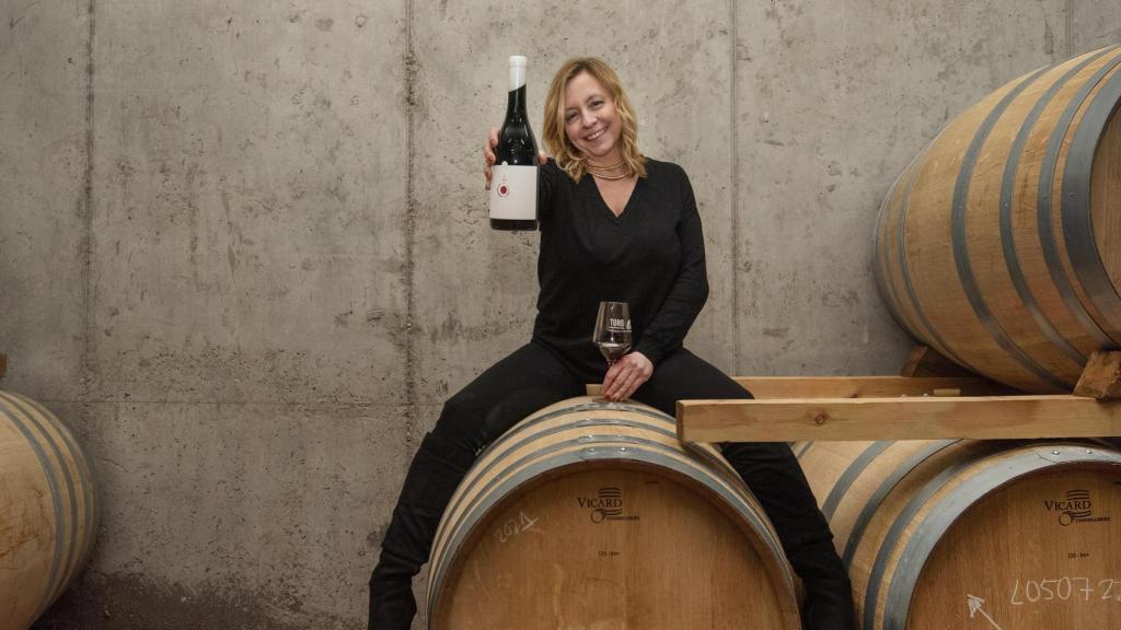 Nicola Thornton 'a caballo' sobre las barricas.