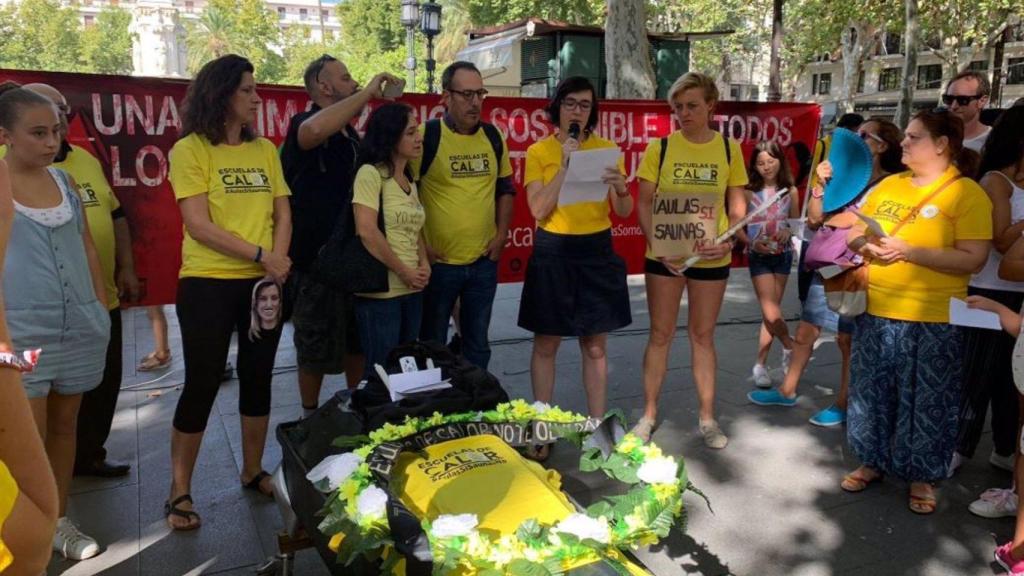 Concentración por el calor de los colegios en Sevilla.
