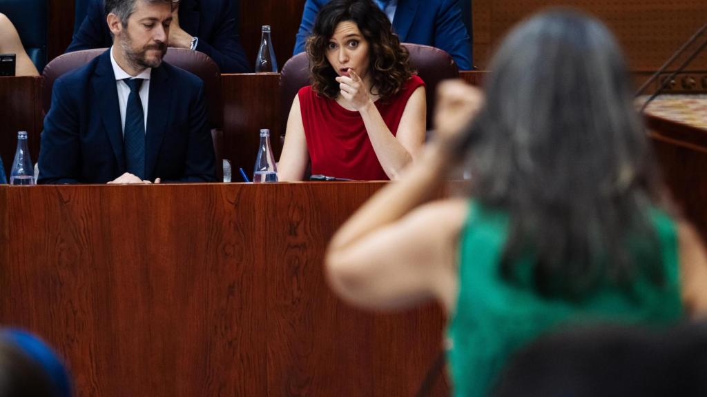 Isabel Díaz Ayuso señala a Manuela Bergerot durante el pleno de la Asamblea de Madrid.