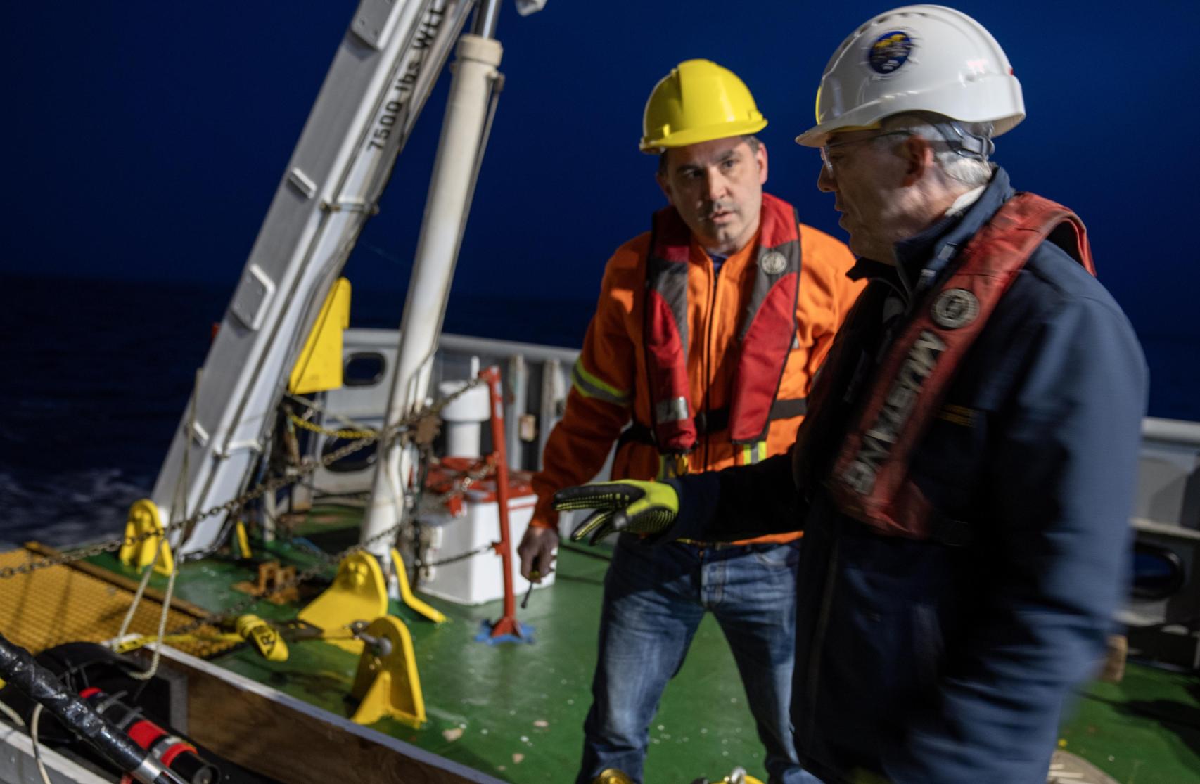 Miembros de la expedición preparando el escáner en la búsqueda del 'Quest'.
