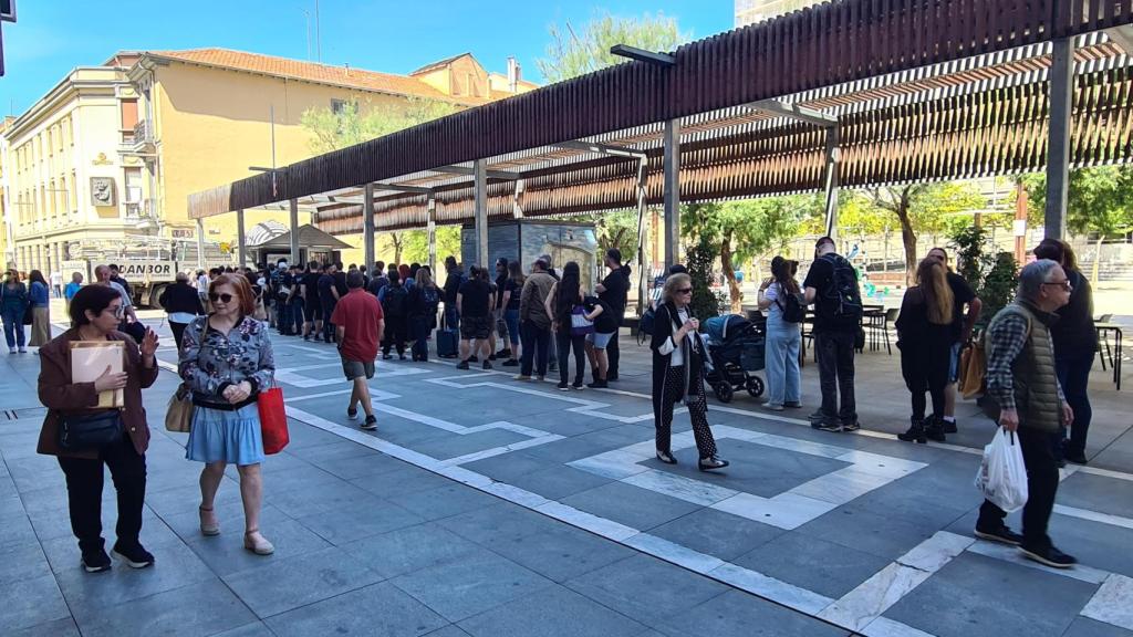 Cola de los asistentes al Z! Live para coger su pulsera