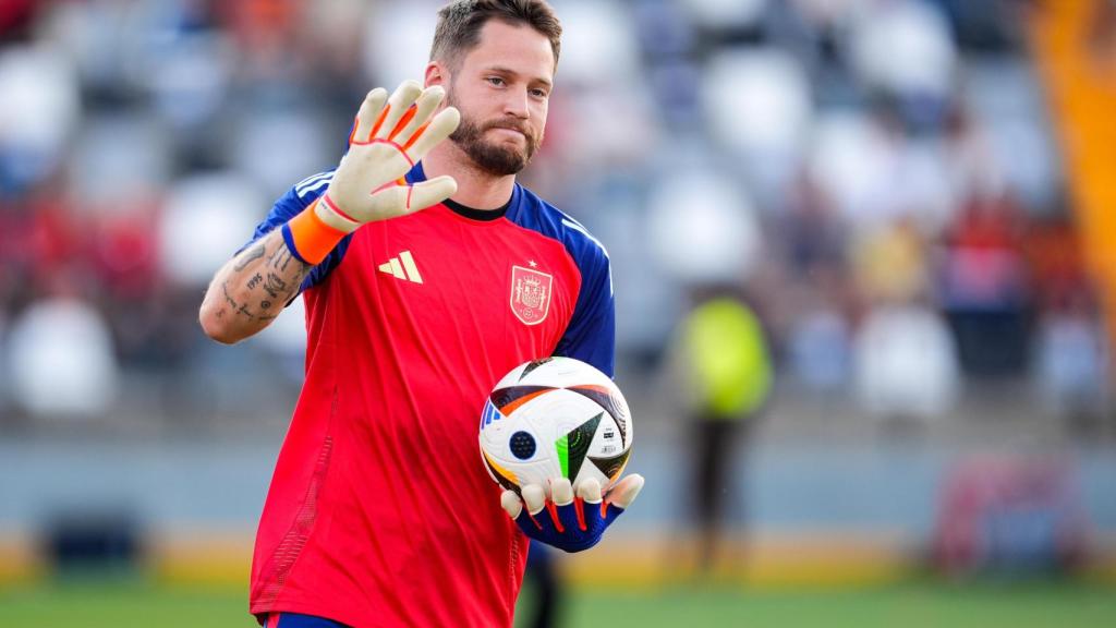 Álex Remiro, en un calentamiento de la Selección