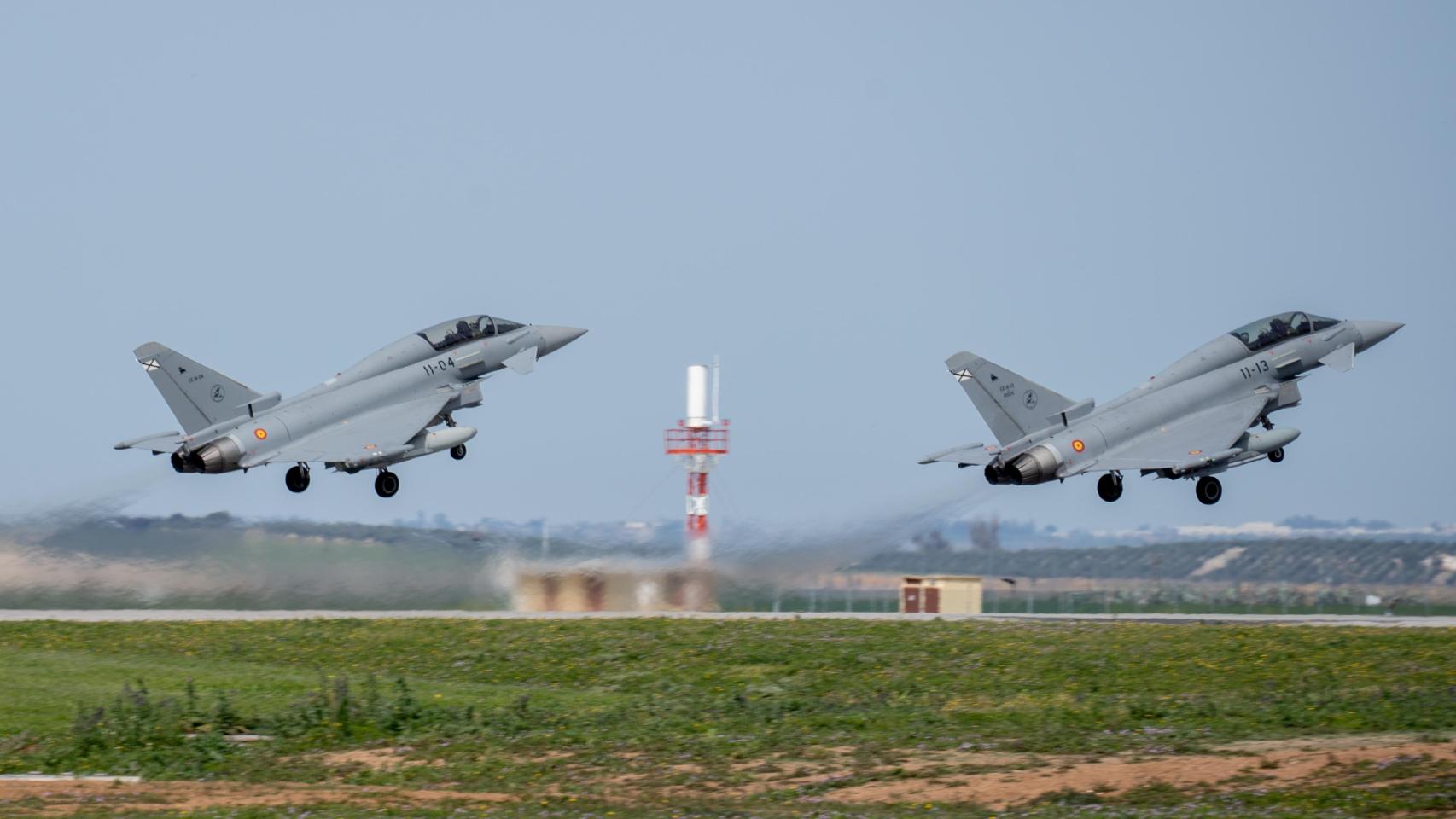 Dos Eurofighter despegan de la base aérea de Morón de la Frontera (Sevilla)