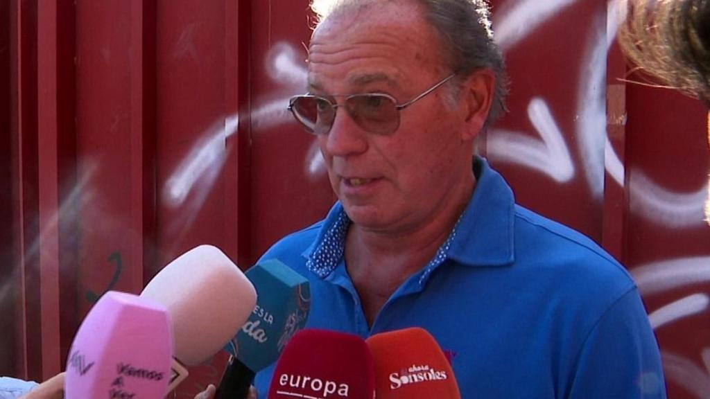 Bertín Osborne en la plaza de toros de San Agustín de Guadalix atendiendo a los medios de comunicación.