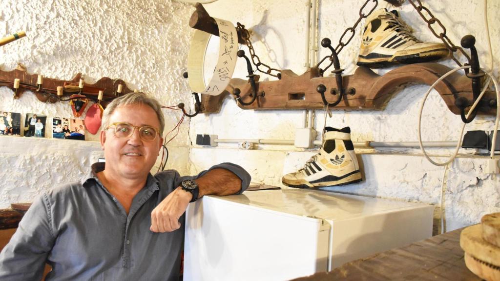 Santiago con las zapatillas de Sabonis en su bodega de Cubillas