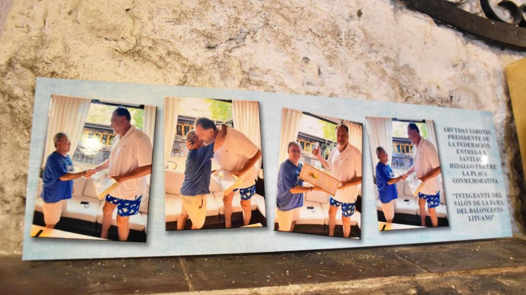 Sabonis entrega a Santi una placa conmemorativa como integrante del salón de la fama del baloncesto lituano