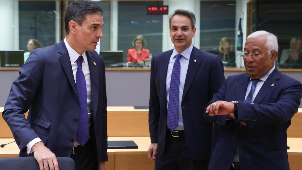 Pedro Sánchez, Kyriakos Mitsotakis y António Costa, durante una reunión del Consejo Europeo