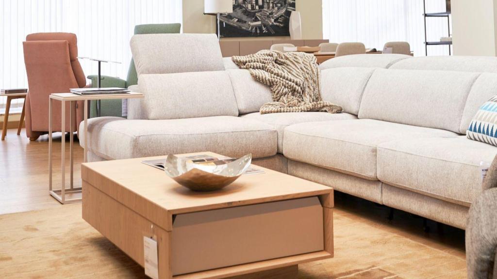 Un salón amueblado con los elementos de Castill Confort