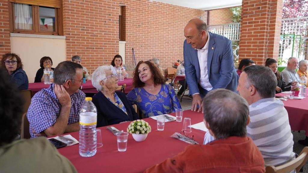 El presidente de la Diputación de Segovia, Miguel Ángel de Vicente, durante su visita a la Residencia de Mayores 'La Alameda'