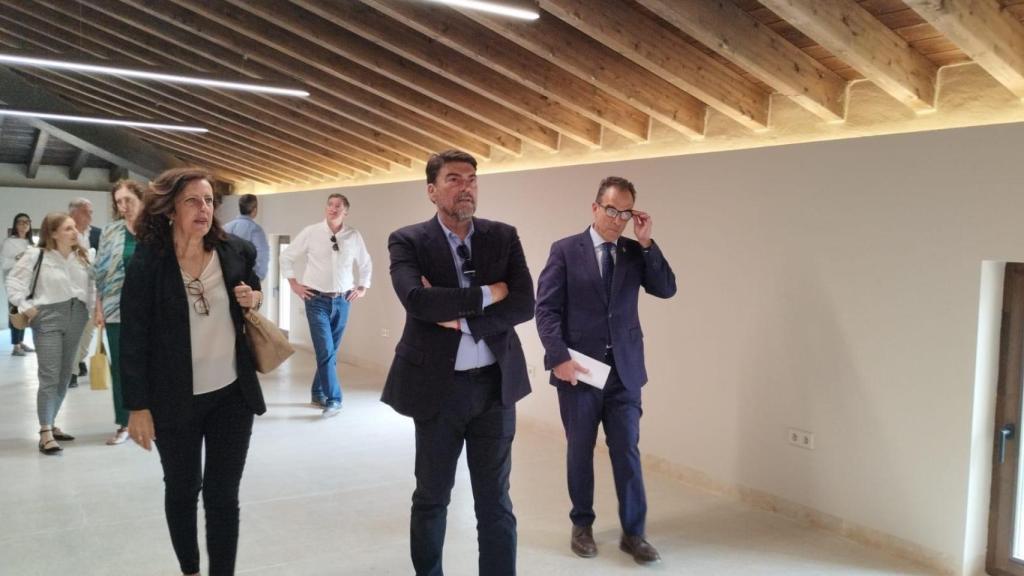 El alcalde Luis Barcala y el concejal Antonio Peral en la visita a Las Cigarreras tras la reforma.