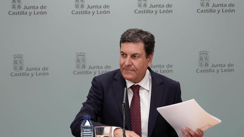 El consejero de Economía y Hacienda y portavoz, Carlos Fernández Carriedo, comparece en rueda de prensa posterior al Consejo de Gobierno.