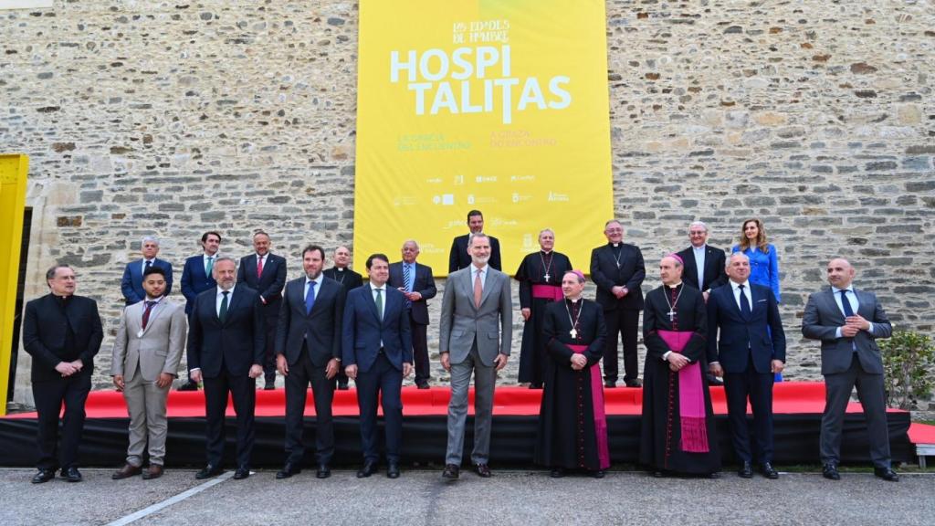 Imagen de la foto oficial en la inauguración oficial de Las Edades del Hombre en Villafranca del Bierzo, con la presencia de una única mujer, la viceconsejera de Cultura, Mar Sancho