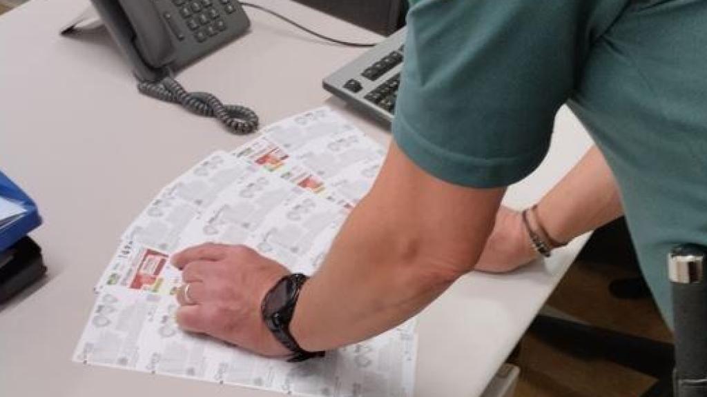 Imagen de la Guardia Civil analizando el material del timo