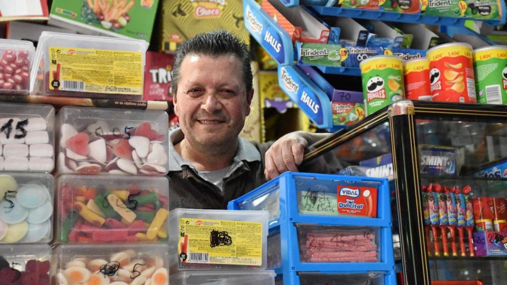 Luis Panadero Ortega, propietario junto a su mujer Isabel del Kiosko Peque, en Parquesol