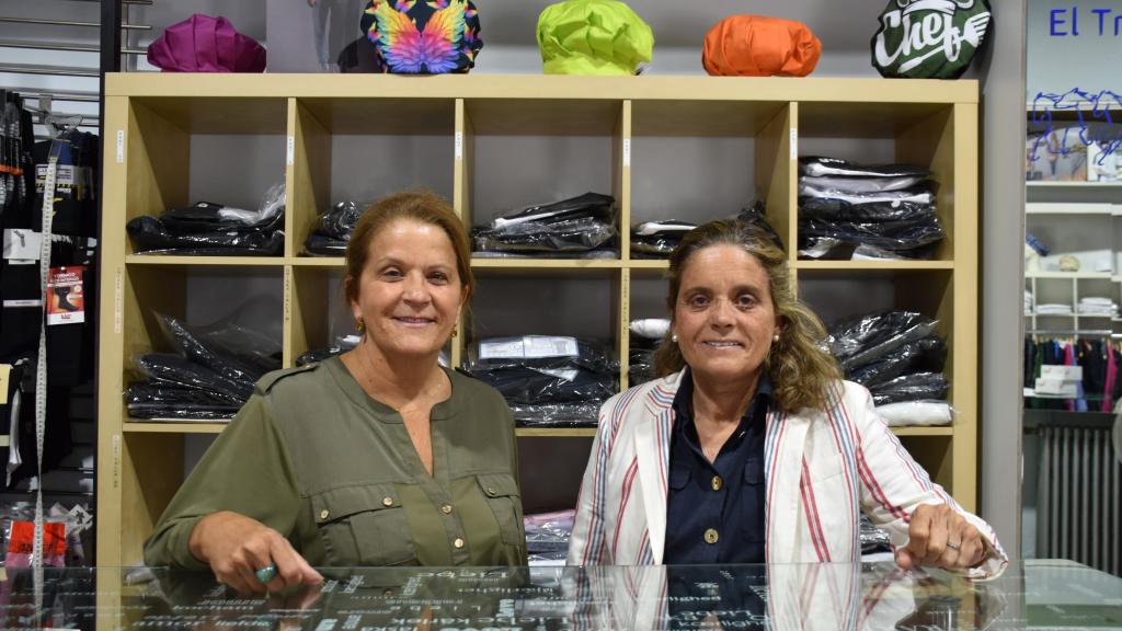 Sofía y María Muñoz Casares, propietaria y encargada de la mítica tienda El Triunfo