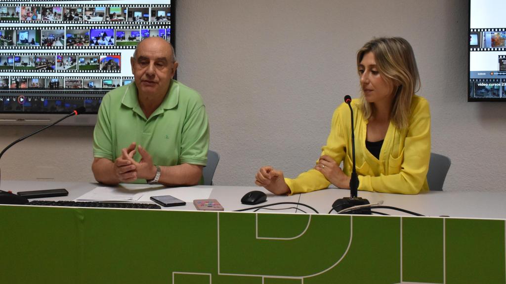 El director de UNED Zamora, Antonio Rodríguez; y la responsable de comunicación, Raque Espada