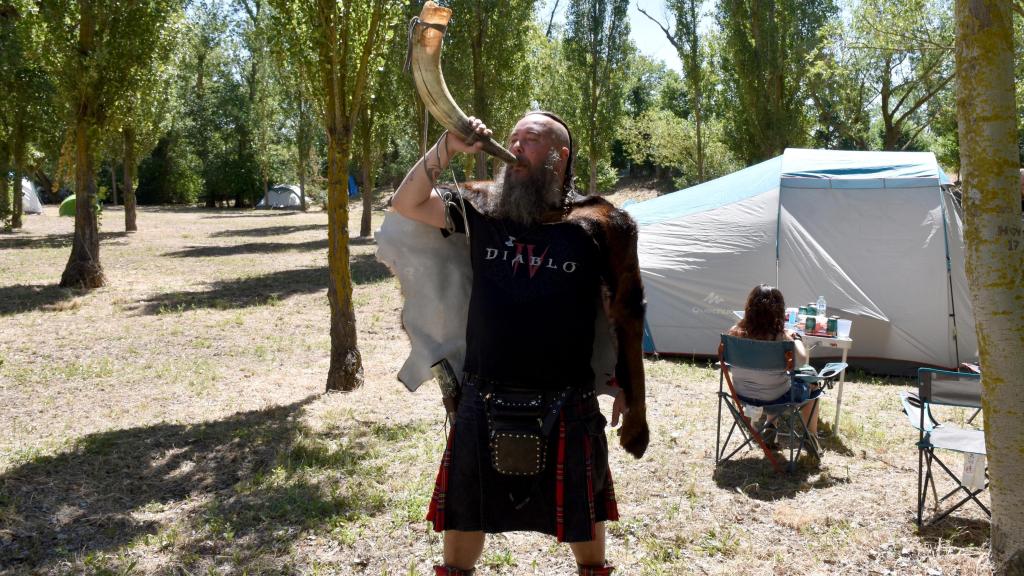 Uno de los asistentes al festival vestido de vikingo