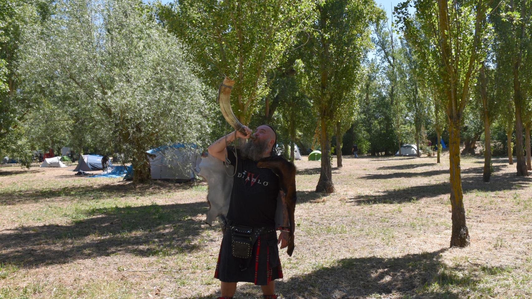 Cientos de asistentes del Z! Live se alojan en el camping habilitado en la isla de las Pallas