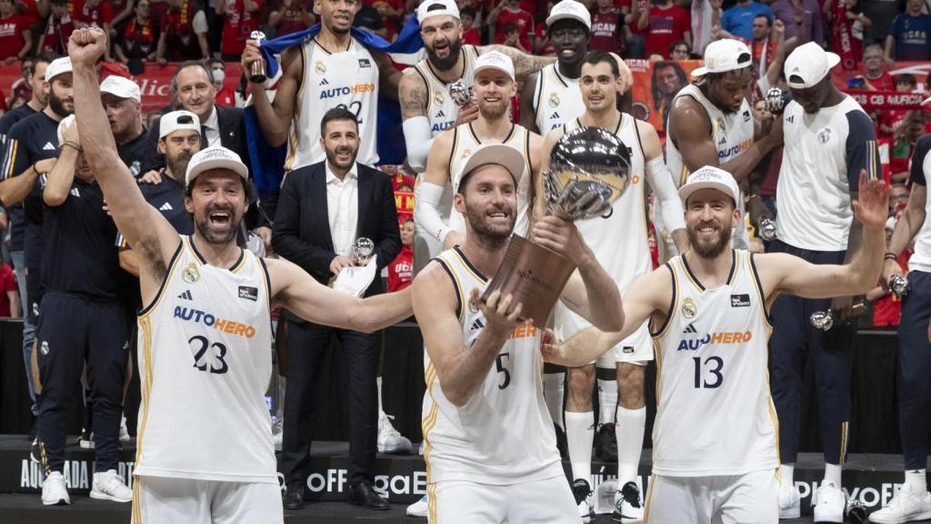 Rudy Fernández, Sergio Llull y Sergio Rodríguez celebran el título de Liga Endesa del Real Madrid.