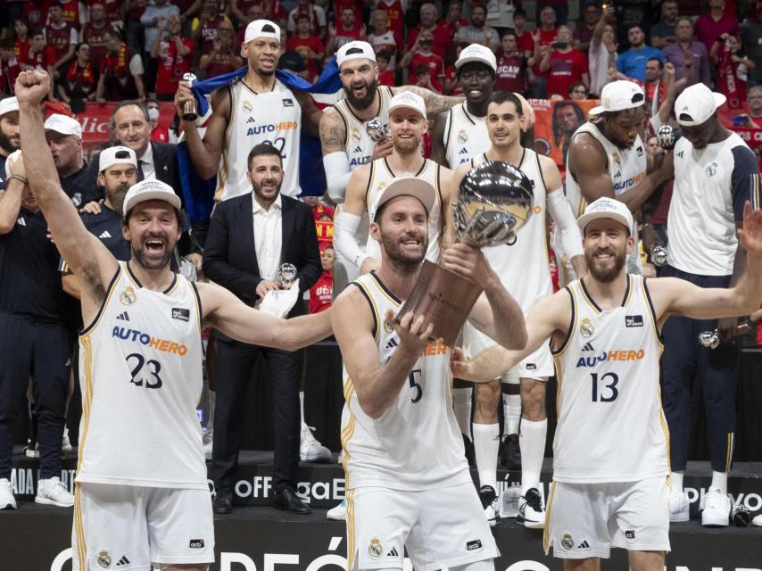 Rudy Fernández, Sergio Llull y Sergio Rodríguez celebran el título de Liga Endesa del Real Madrid.