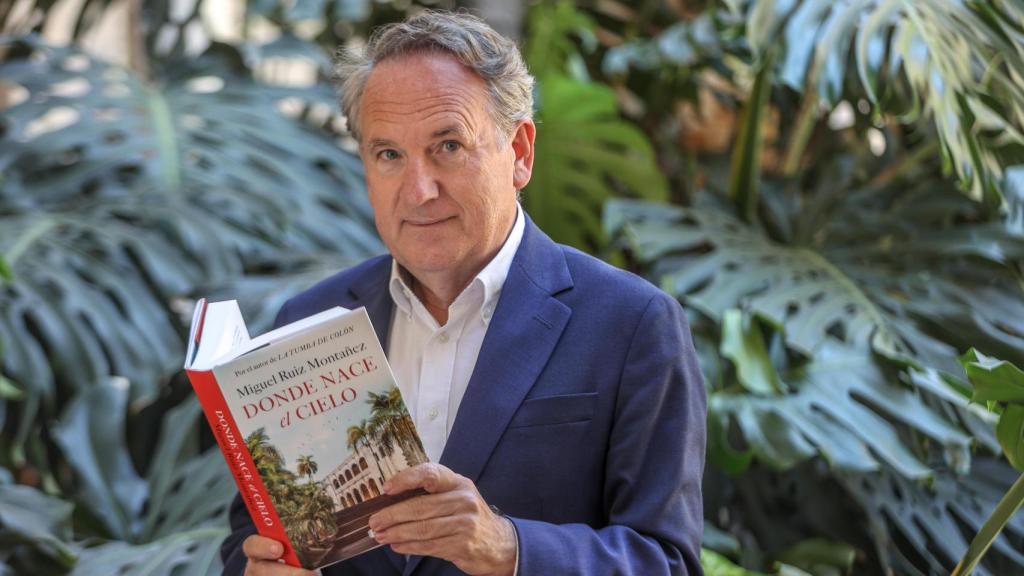 Miguel Ruiz posa con su nueva novela, 'Donde nace el cielo'